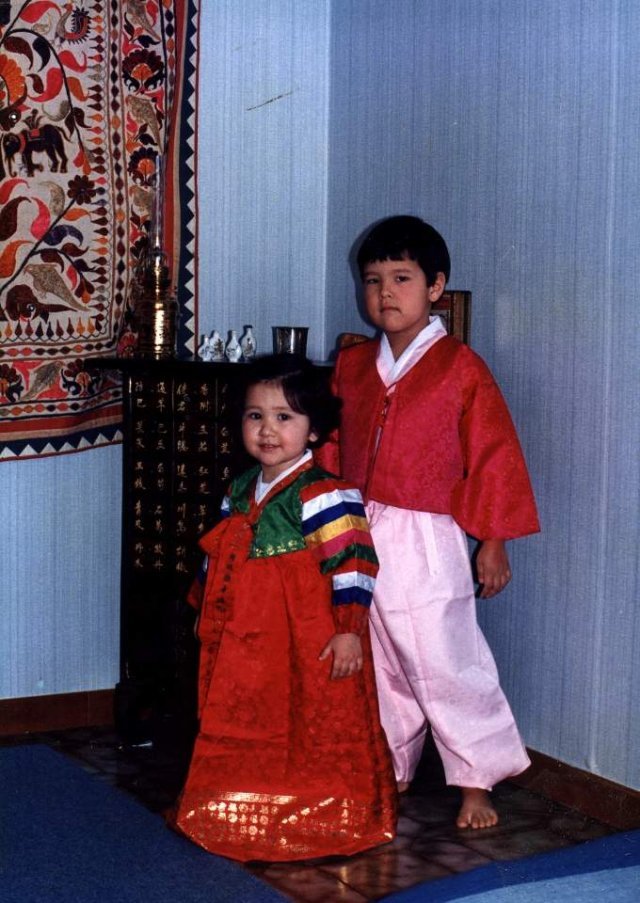 어린 시절 한복을 입고 있는 세드리크와 델핀.