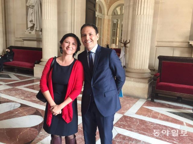 델핀이 2017년 국회의원 당선 후 프랑스 국회의사당에서 남매가 함께 사진을 찍은 모습.