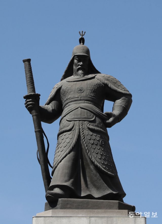 8일 광화문 광장 이순신 장군 동상에 먼지와 묶은때가 쌓여있다.