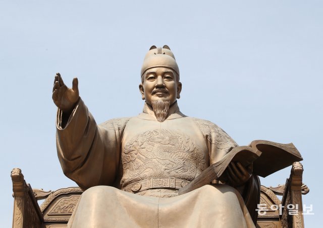 8일 광화문 광장 세종대왕 동상위로 오염물질이 쌓여있다.