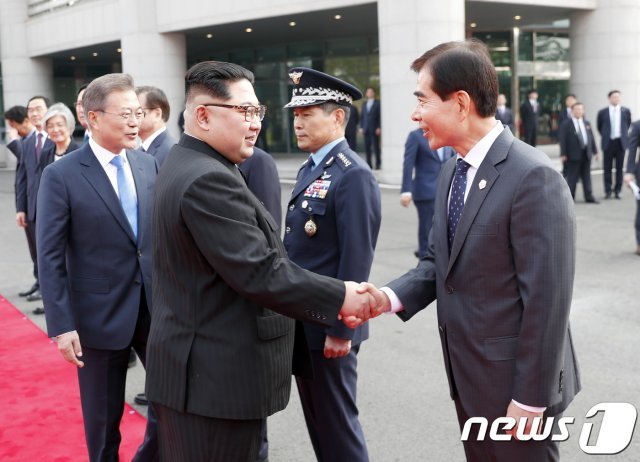 김정은 북한 국무위원장이 지난해 4월27일 판문점에서 문재인 대통령의 소개로 주영훈 경호처장과 악수하고 있다.  2018.4.27/뉴스1 ⓒ News1 한국공동사진기자단