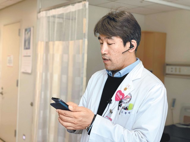 한림대 동탄성심병원 외과 김종완 교수가 입원환자 회진 뒤 스마트폰의 음성인식 기능을 활용해 환자 상태를 입력하고 있다.