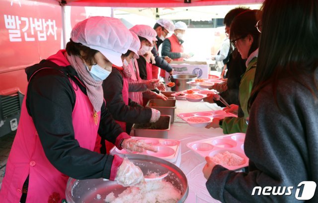지난 7일 강원도 고성군 천진초등학교에 마련된 이재민 대피소에서 자원봉사자들이 무료급식 봉사를 하고 있다. 2019.4.7/뉴스1 © News1