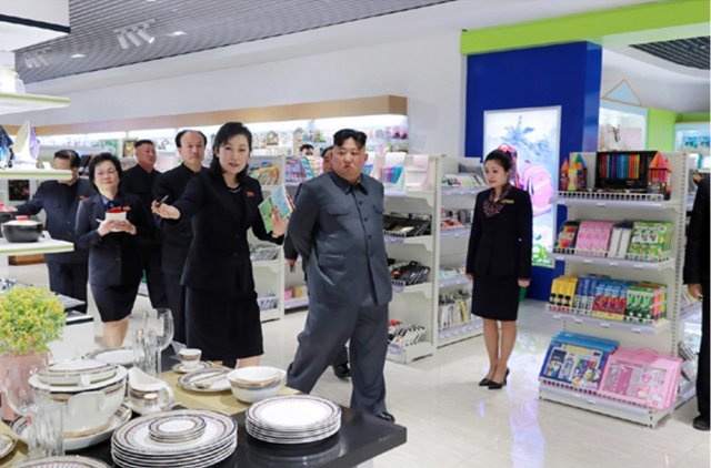 북한 노동신문은 김정은 국무위원장이 개업을 앞둔 평양의 대성백화점을 현지 지도했다고 8일 보도했다. 뉴시스