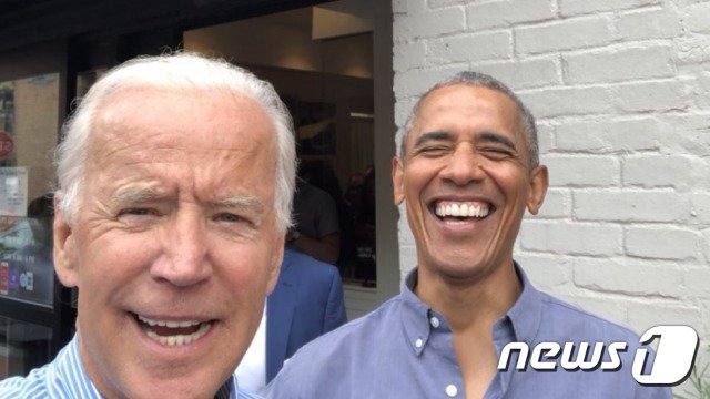 조 바이든 전 부통령(왼쪽)과 버락 오바마 전 대통령이 지난해 7월 워싱턴DC에 있는 빵집을 깜짝 방문한 뒤 함께 웃으며 사진 촬영을 하고 있다. © News1