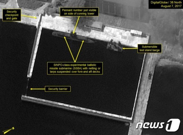 북한 신포 조선소의 지난 7일자 상업위성 사진. 중간에 위장망으로 덮인 신포급 잠수함의 모습이 보인다. (출처 : 38노스) © News1