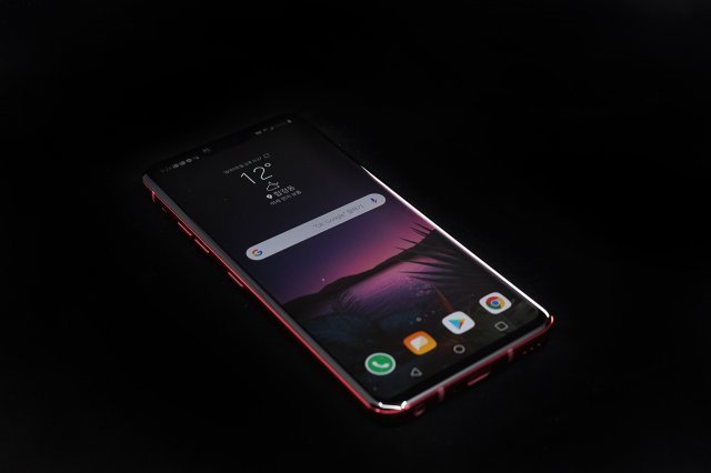 디자인 자체는 G7 씽큐 이후의 LG 스마트폰과 비슷하다.(출처: IT동아)