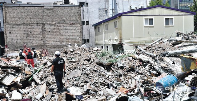 50년 된 서울 용산 건물은 불과 2초 만에 무너져 내렸다. 동아일보DB