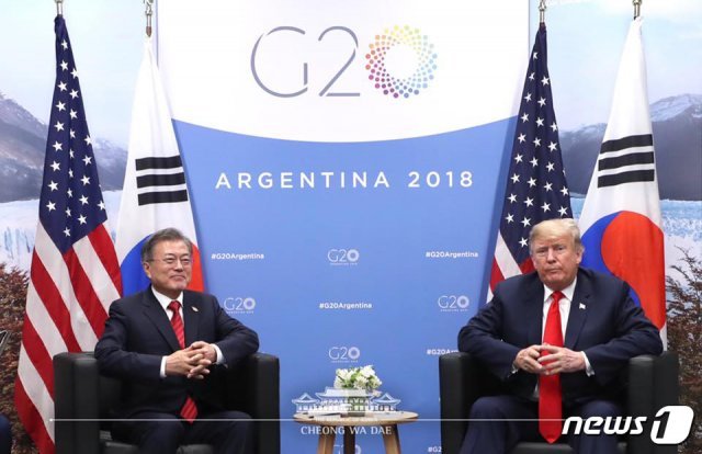 문재인 대통령과 도널드 트럼프 미국 대통령이 30일(현지시간) G20 정상회의가 열리는 아르헨티나 부에노스아이레스 코스타 살게로 센터에서 양자회담을 하고 있다. (청와대 페이스북) 2018.12.1/뉴스1