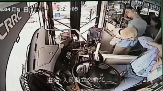 버스 CCTV에 잡힌 영상 - 웨이보 갈무리