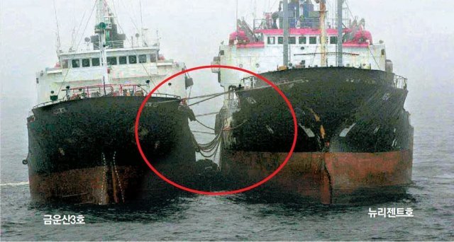 지난해 6월 7일 파나마 선적 뉴리젠트호와 북한 유조선 금운산3호의 불법 환적 모습. 두 선박은 최소 5개의 호스를 연결해 80분간 석유 제품을 환적했다고 미국 국무부가 밝혔다.