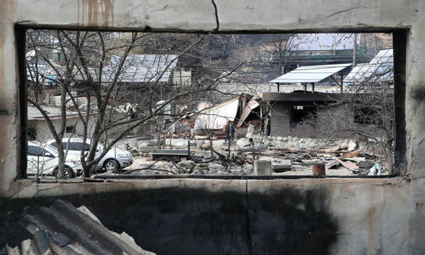 강원 속초시 장사동 장천마을에서 주민들이 화재로 소실된 집 터를 둘러보고 있다. 사진=양회성 기자 yohan@donga.com