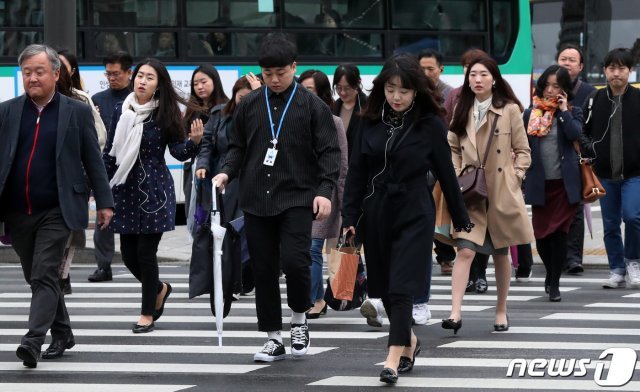 10일 오전 서울 종로구 광화문 네거리 일대에서 시민들이 쌀쌀한 날씨 속에 출근길 발걸음을 재촉하고 있다. © News1