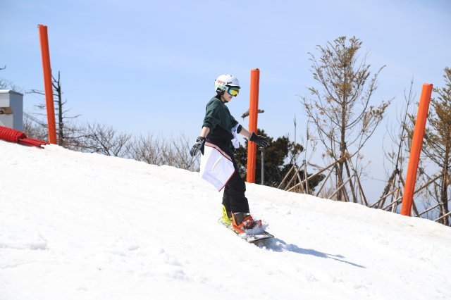 강원 지역에 갑작스런 눈으로 7일 임시 개장한 용평스키장에서 스키어들이 봄 스키를 즐기고 있다