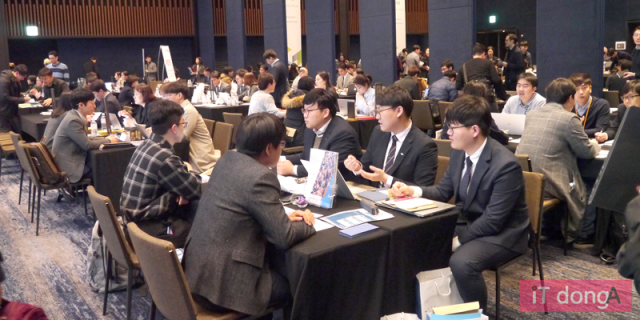 행사 후반에 마련된 데이터 매칭 테이블, 출처: IT동아