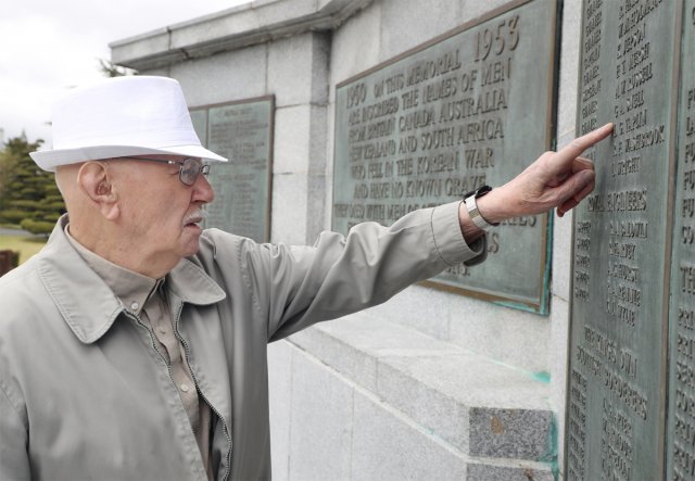 6·25 전쟁 때 시신수습병으로 복무했던 영국인 제임스 그룬디 씨가 10일 부산 남구 유엔기념공원 영국군 참전용사 묘역을 둘러보고 있다. 사진 박경모 기자 momo@donga.com