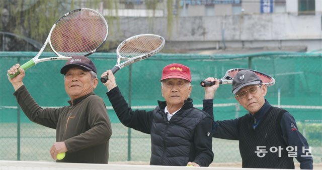 100세를 바라보는 안효영 씨(가운데)는 매일 노병하(오른쪽) 정인명 씨 등 청주이순테니스회 회원들과 테니스를 치며 건강한 삶을 살고 있다. 청주=양종구 기자 yjongk@donga.com