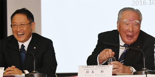 2016년 10월 도요타와 스즈키가 협력 강화를 발표하며 열린 기자회견에 참석한 도요다 아키오 도요타 사장, 스즈키 오사무 스즈키 회장(왼쪽부터). 아사히신문 제공