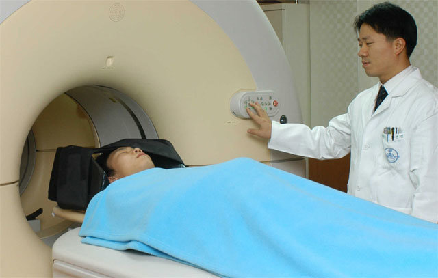 파킨슨병 환자를 상대로 뇌 속 도파민 부족을 확인하는 양전자단층촬영(PET) 검사를 진행하고 있다. 경희대병원 제공