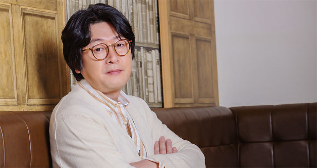 선 굵은 연기를 보여온 배우 김윤석이 영화 ‘미성년’을 통해 감독으로 변신했다. 섬세한 심리 묘사가 특징인 ‘미성년’은 11일 개봉한다. 쇼박스 제공
