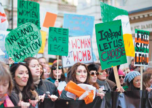 2017년 3월 8일 여성의 날을 맞이해 아일랜드에서 낙태 합법화에 찬성하는 여성들이 집회를 열고 ‘아일랜드는 낙태가 필요하다’ 등의 피켓을 들고 있다. 사진 출처 아이리시타임스