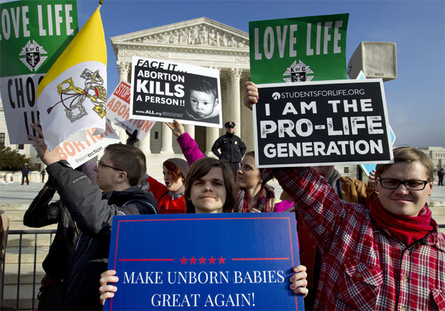 1월 미국 워싱턴 연방대법원 앞에서 ‘생명을 위한 연례 행진’에 참가한 활동가들이 ‘태어나지 않은 아기들을 훌륭하게 만들자’ 등 낙태에 반대하는 피켓을 들고 있다. 워싱턴=AP 뉴시스