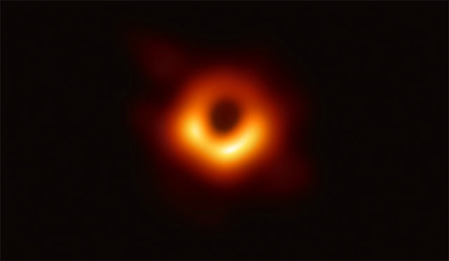 미국 유럽 일본 한국 등의 연구자로 구성된 국제 연구협력 프로젝트인 사건지평선망원경(EHT) 연구팀은 10일 오후(현지 시간) 인류가 직접 관측한 블랙홀의 모습을 처음으로 공개했다. EHT 연구팀 제공