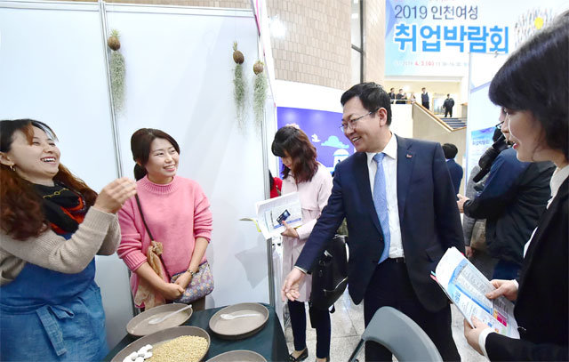 박남춘 인천시장(오른쪽에서 두 번째)이 3일 인천시청 중앙홀에서 열린 ‘2019년 인천 여성 취업박람회’를 둘러보며 구직자들과 대화를 나누고 있다. 인천시 제공