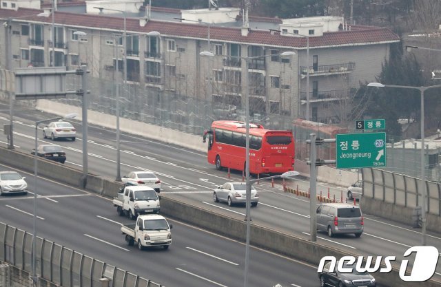 15일 오후 서울 성북구 정릉로 국민대입구 램프를 통해 차량들이 내부순환로로 들어서고 있다. © News1
