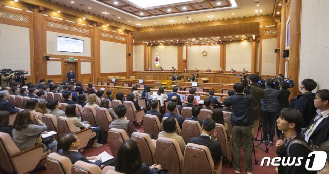 유남석 헌재소장과 재판관들이 낙태죄 위헌 여부 선고를 위해 11일 오후 서울 재동 헌법재판소 대심판정에 앉아 있다.2019.4.11/뉴스1 © News1