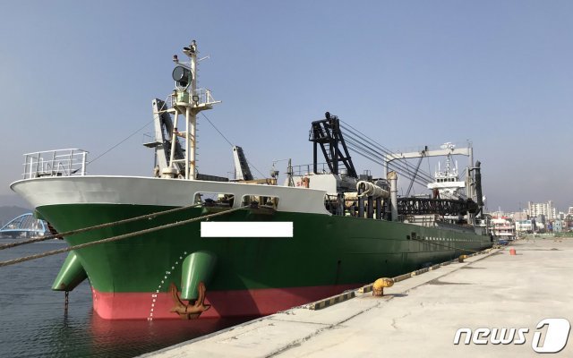 속초해경에 단속된 모래운반선(속초해양경찰서 제공) © News1