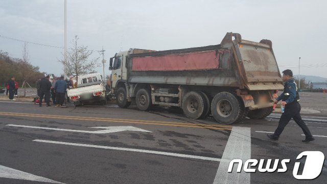 11일 오전 6시51분쯤 전남 고흥군 금산면의 한 삼거리에서 덤프트럭과 1톤 포터차량이 충돌해 포터차량 운전자와 동승자 2명이 숨졌다.(전남경찰청 제공)2019.4.11/뉴스1 © News1