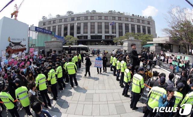 낙태를 처벌하도록 규정한 형법 조항의 위헌 여부가 결정되는 11일 오후 서울 종로구 헌법재판소 앞에서 낙태죄 합헌과 위헌을 촉구하는 기자회견이 열리고 있다. 2019.4.11/뉴스1 © News1