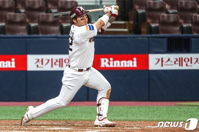 9일 오후 서울 구로구 고척스카이돔에서 열린 ‘2019 프로야구 신한은행 마이카 KBO리그’ kt 위즈와 키움 히어로즈의 경기 6회말 1사 주자 없는 상황, 키움 박병호가 안타를 치고 있다. 2019.4.9/뉴스1 © News1