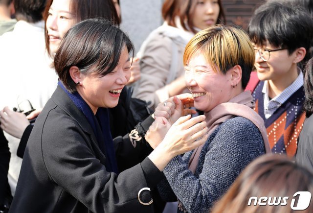 낙태 처벌이  ‘헌법 불합치’로 결정된 11일 오후 서울 종로구 헌법재판소 앞에서 입장발표를 마친 모두를 위한 낙태죄 폐지 공동행동 등 시민단체 회원들이 서로 포옹을 하고 있다 2019.4.11/뉴스1 © News1