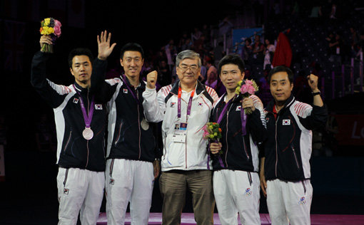 2012런던올림픽에서 남자 탁구 선수들과 조양호 회장.