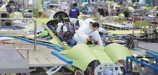 경남 사천시 사남면 공단1로에 위치한 한국항공우주산업(KAI) 생산라인에서 직원들이 국내 최초의 초음속 고등훈련기 T-50을 만들고 있다. 한국항공우주산업 제공