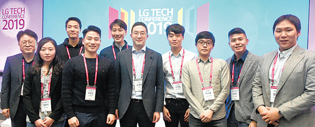 구광모 LG그룹 회장(왼쪽에서 여섯 번째)이 6일(현지 시간) 미국 샌프란시스코에서 열린 ‘LG 테크 콘퍼런스’에서 미국 유학 중인 석·박사 과정 연구개발(R&D) 인재들과 기념 촬영을 하고 있다. LG그룹 제공