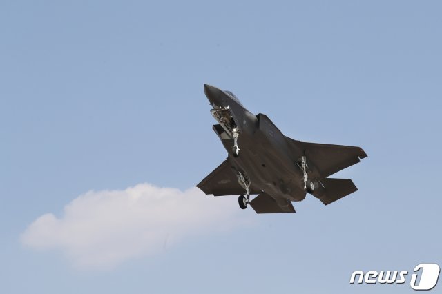 대한민국 공군의 첫 스텔스 전투기인 F-35A 2대가 지난달 29일 오후 충북 청주시 청원구 17전투 비행단으로 착륙하고 있다. © News1
