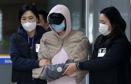 남양유업 창업주의 외손녀 황하나 씨(가운데)가 6일 영장실질심사를 받기 위해 법정으로 향하고 있다. 법원은 이날 마약 투약 혐의로 황 씨에 대해 구속영장을 발부했다.뉴시스