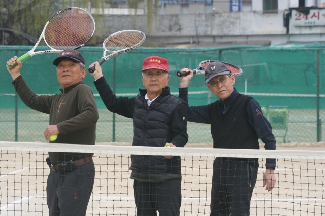 100세를 바라보는 안효영 씨(가운데)는 매일 노병하(오른쪽) 정인명 등 충북이순테니스회 회원들과 테니스를 치며 건강한 삶을 살고 있다.