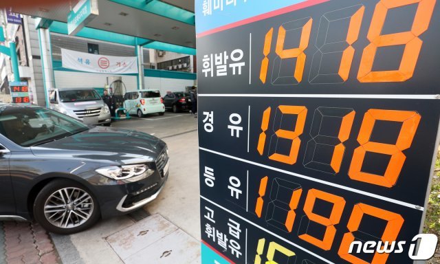 기획재정부가 지난 12일 유류세율 인하 조치를 8월 31일까지 4개월 연장한다고 밝힌 가운데, 이날 오전 차량이 서울 시내의 한 주유소에 주유를 하기 위해 들어서고 있다. 석유공사는 13일 전국 휘발유 평균 판매가가 1400억원을 넘었다고 밝혔다019.4.12/뉴스1 © News1