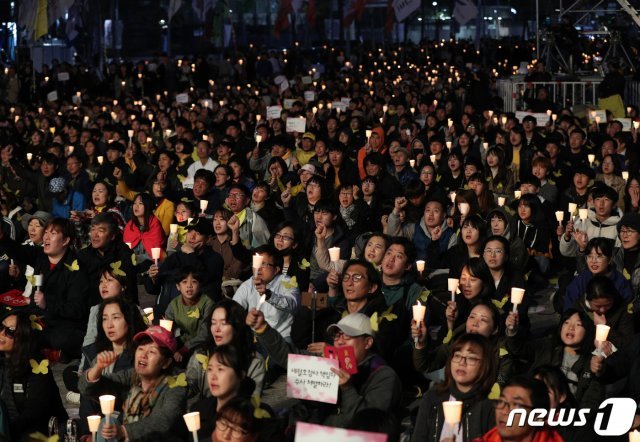 14일 오후 4시 16분에 서울 광화문광장에서 열린 세월호 참사 5주기 기억문화제에서 참석자들이 촛불을 들고 구호를 외치고 있다. 2019.4.13/뉴스1 © News1