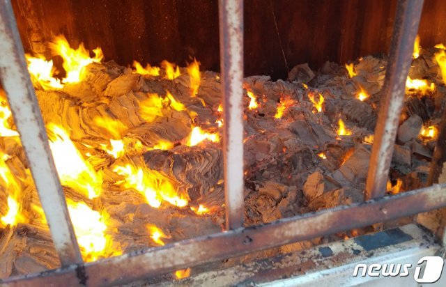 정관신소장이 강원 속초 연구소에 모아놓은 자료들이 불에 타고 있는 모습. (정관신소장 제공) © News1