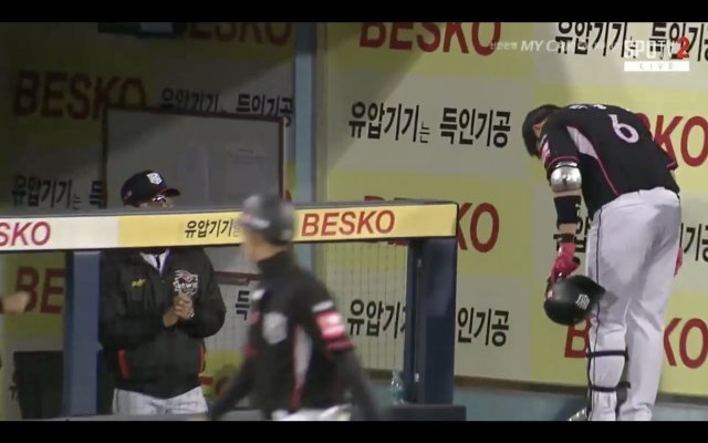 이강철 감독(왼쪽)에게 꾸벅 인사 중인 박경수(6번). 중계화면 캡처.