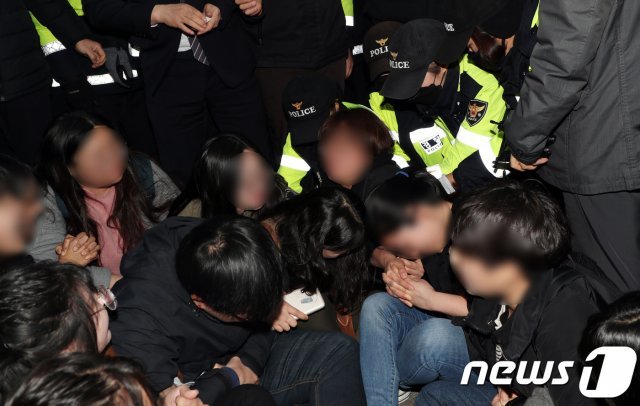 한국대학생진보연합(대진연) 소속 학생들이 12일 서울 여의도 국회 의원회관에서 경찰에 연행되고 있다. 사진=뉴스1