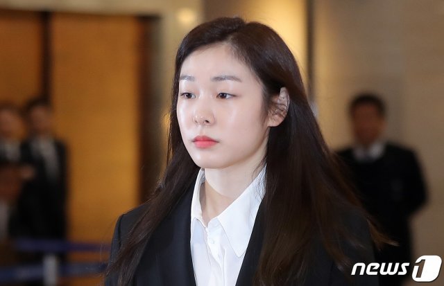 김연아 전 국가대표 피겨스케이팅 선수가 14일 오후 서울 서대문구 신촌세브란스병원 장례식장에 마련된 고 조양호 한진그룹 회장의 빈소에 들어서고 있다. 김연아는 평창동계올림픽 홍보대사로 활동하며 고인과 인연을 맺었다. 2019.4.14/뉴스1 © News1