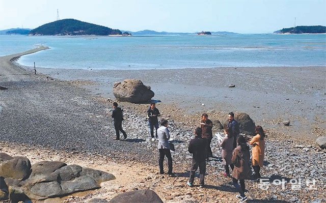 한국관광공사 대전충남지사 ‘2019 강소형 잠재관광지 선정’ 심사단이 4일 충남 서산 웅도 현장을 둘러보고 있다. 이기진 기자 doyoce@donga.com