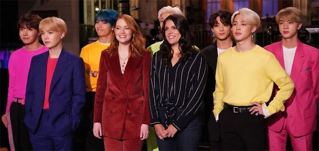 13일(현지 시간) SNL에서 호스트로 출연한 할리우드 배우 에마 스톤(앞줄 왼쪽에서 두 번째)이 방탄소년단의 컴백 무대를 직접 소개했다. 유튜브 화면 캡처