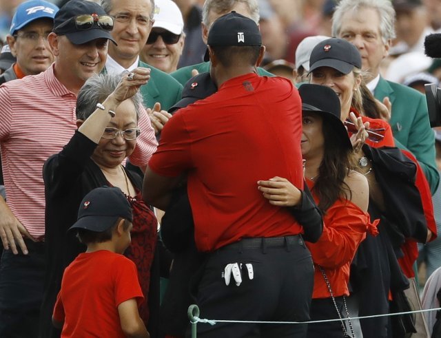 마스터스 우승 후 어머니, 아들, 딸과 기쁨을 나누고 있는 타이거 우즈. AP 뉴시스
